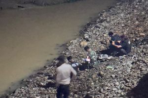 Mobil Avanza Terjun ke Sungai Saat Lewati Jalan Rusak, 3 Orang Tewas