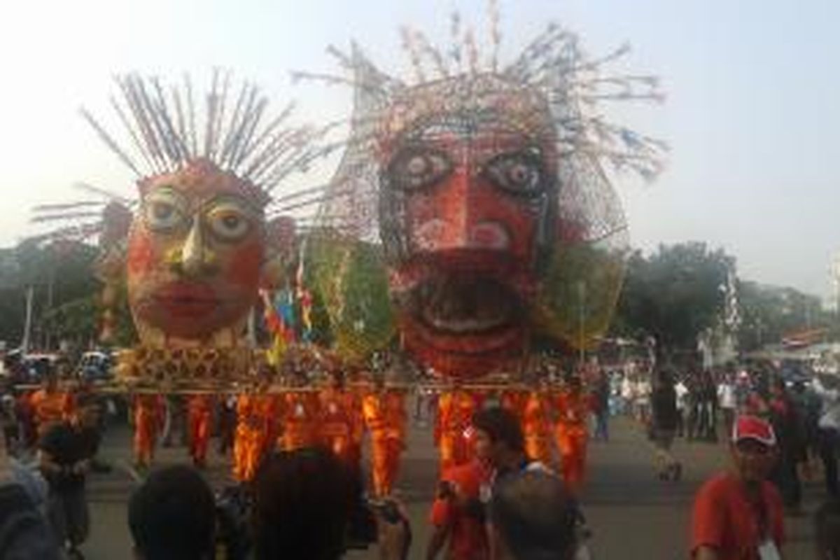 Ondel-ondel dari Kontingen Provinsi DKI Jakarta dalam Pawai Seni dan Budaya Kreatif 2014, di kawasan Jalan Medan Merdeka, Jakarta Pusat, Senin (18/8/2014).