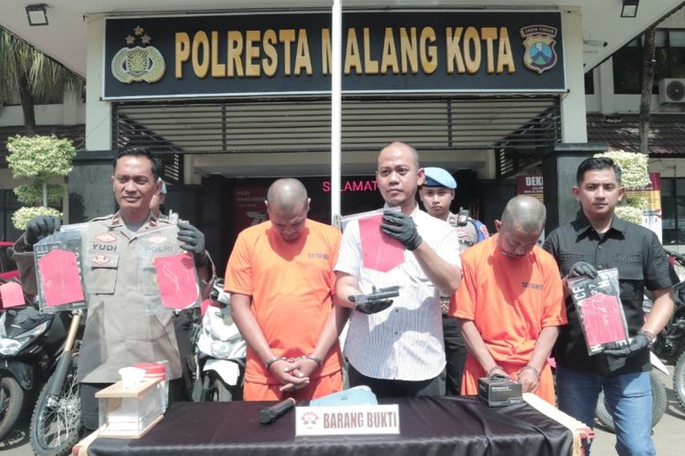 Petugas Satreskrim Polresta Malang Kota mengamankan tiga tersangka komplotan pencurian kendaraan bermotor (curanmor) jaringan antar kota.