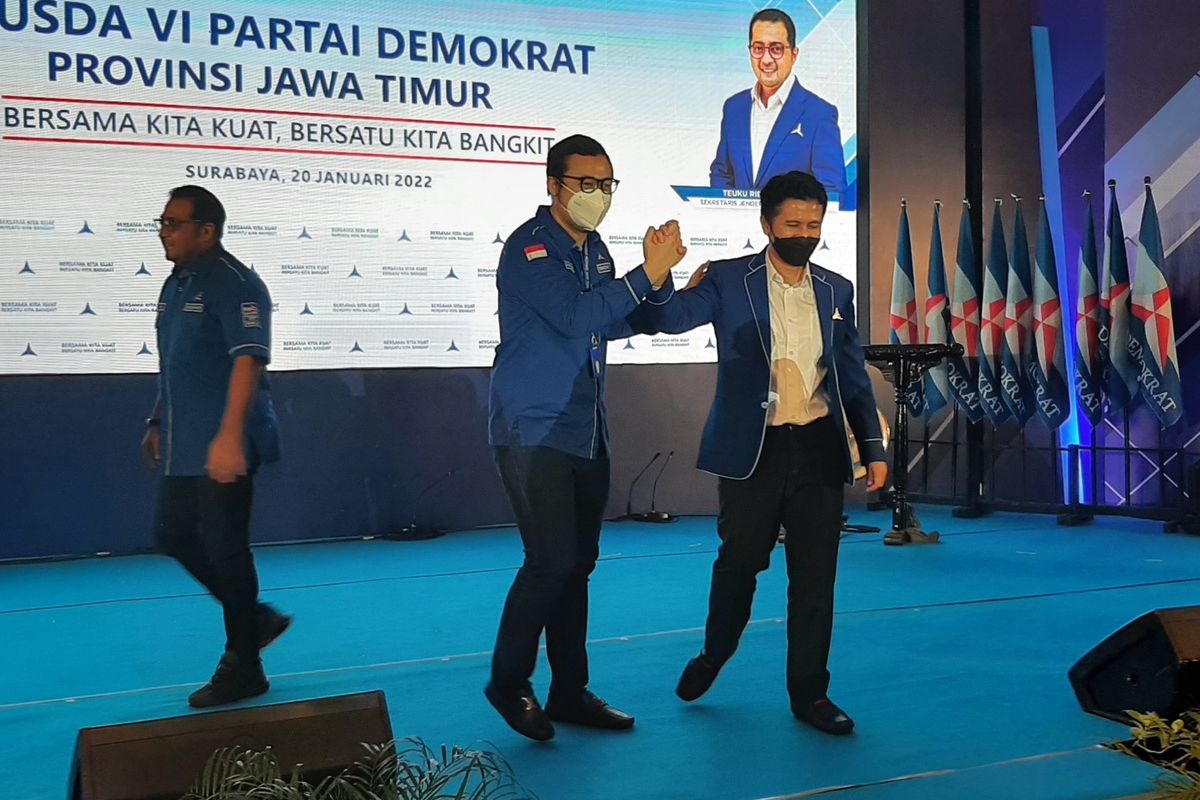 2 kandidat calon ketua DPD Partai Demokrat Jatim Emil Elistianto Dardak dan Bayu Airlangga berjabat tangan di depan forum pembukaan Musda di Surabaya, Kamis (20/1/2022).
