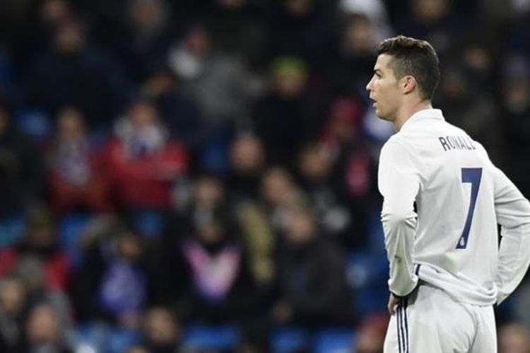 Cristiano Ronaldo meratapi kekalahan Real Madrid dari Celta Vigo pada partai perempat final pertama Copa del Rey di Stadion Santiago Bernabeu, Rabu (18/1/2017).