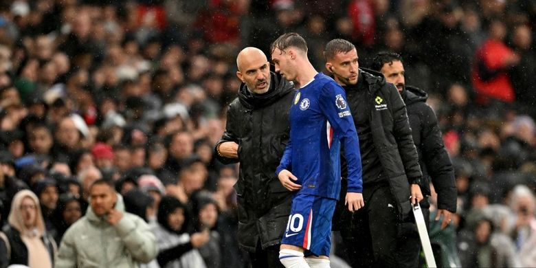 Gelandang Chelsea Cole Palmer meninggalkan lapangan setelah digantikan pada laga Liga Inggris antara Manchester United dan Chelsea di Old Trafford di Manchester, barat laut Inggris, pada 20 September 2025.
