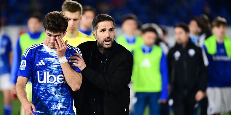 Gelandang Como 1907, Maximo Perrone, dan pelatih Cesc Fabregas, bereaksi di akhir pertandingan Serie A Italia antara Como dan Inter Milan di Stadion Giuseppe Sinigaglia di Como, pada 12 April 2026.