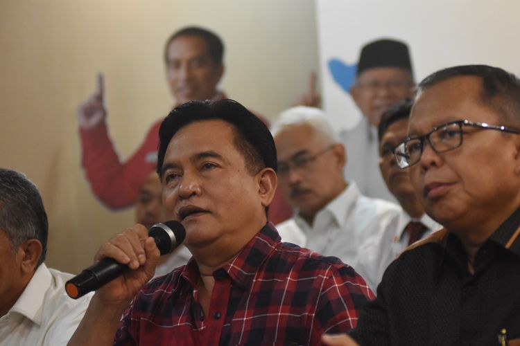 Ketua tim kuasa hukum pasangan capres dan cawapres 01, Yusril Ihza Mahendra (kiri) bersama Wakil Ketua Tim Kampanye Nasional (TKN) Jokowi-Maruf, Arsul Sani (kanan) memberikan keterangan pers terkait perkembangan Sidang PHPU Pilpres 2019 di Rumah Pemenangan Cemara, Jakarta, Senin (17/6/2019). Tim kuasa hukum TKN dalam keterangannya menyikapi dalil-dalil bukti yang disampaikan Tim penasehat Hukum BPN Prabowo-Sandi pada sidang perselisihan hasil pemilihan umum (PHPU) Jumat (14/6) lalu, serta akan mengajukan bukti baru dalam perkara PHPU ke Mahkamah Konstitusi. ANTARA FOTO/Indrianto Eko Suwarso/pras.