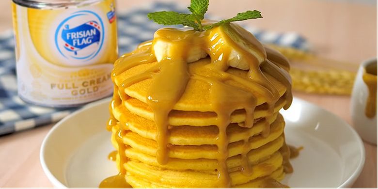 Ilustrasi sarapan pancake menggunakan Frisian Flag Susu Kental Manis