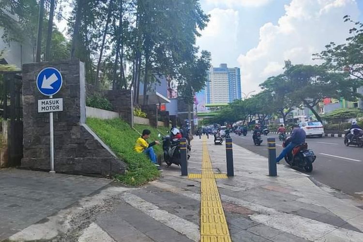 Trotoar Jalan Margonda Raya, Depok usai revitalisasi, Jumat (9/6/2023)