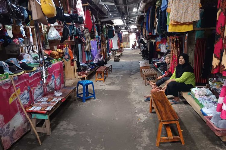Bertahan di Tengah Sepi: Potret Pedagang Baju di Magetan yang Pasrah Hadapi Lebaran