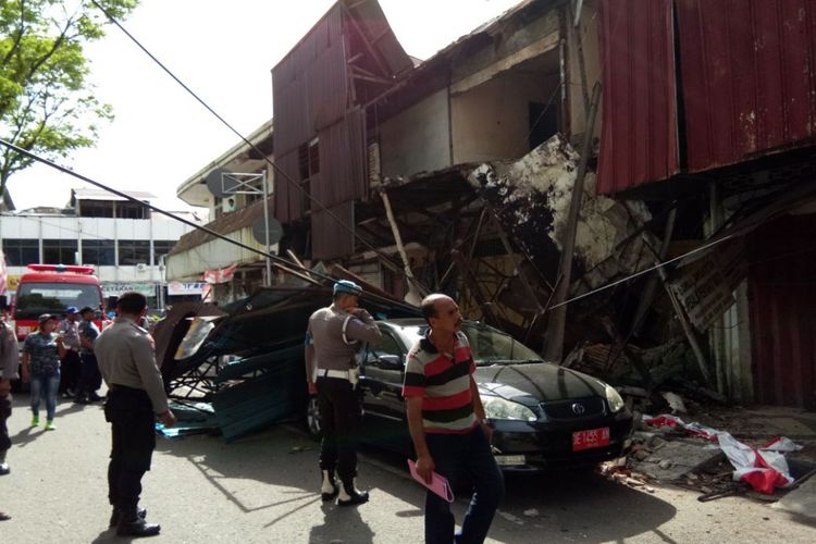 Sebuah bangunan  tua di kawasan Jalan Sam Ratulangi ambruk dan menimpa sebuah mobil yang sedang parkir di kawasan itu, Jumat (17/11/2017).