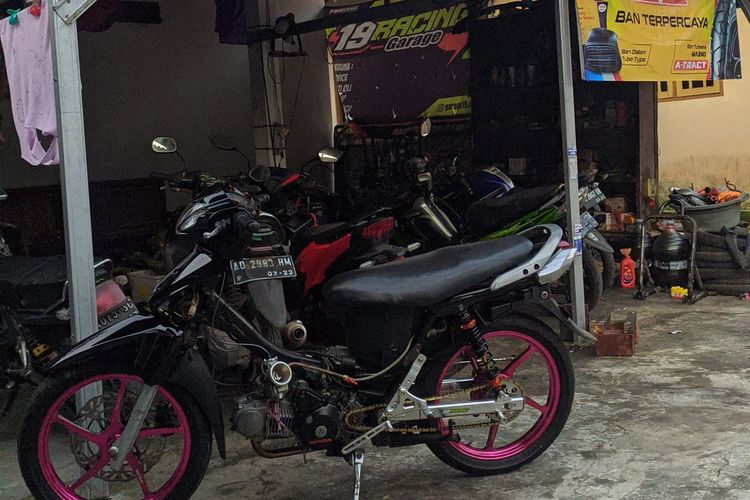 Bengkel 19Racing Garage di Purwodadi, Purworejo, Jawa Tengah, melayani jasa remap ECU motor.