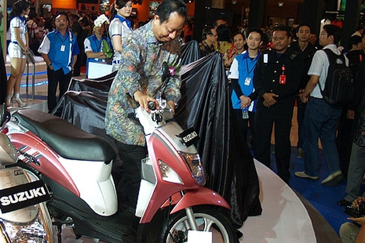 Dirjen IUBTT, Dr Budi Darmadi saat mengunjung booth Suzuki di JMCS 2012 yang dibuka hari ini