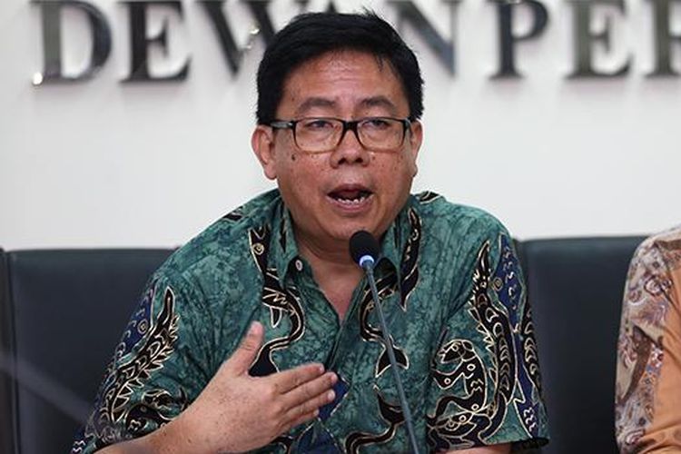 Ketua Dewan Pers, Yosep Stanley Adi Prasetyo (kiri) dan anggota DPR RI, Eko Hendro Purnomo alias Eko Patrio saat jumpa pers di Gedung Dewan Pers, Jakarta,Rabu (21/12/2016). Jumpa pers ini terkait pemberitaan tujuh situs yang memuat pernyataan Eko bahwa penangkapan teroris di Bekasi merupakan pengalihan isu. Eko membantah mengeluarkan pernyataan itu dan melaporkan tujuh situs tersebut ke Bareskrim Polri.