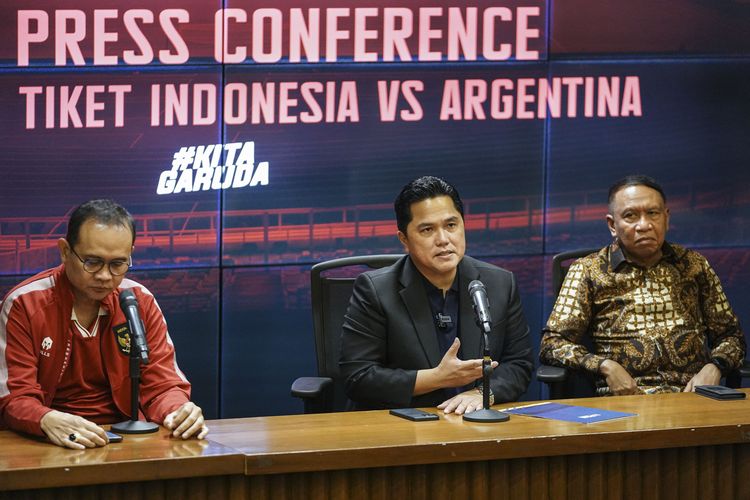 Ketum PSSI Erick Thohir (tengah) bersama Waketum PSSI Zainudin Amali (kanan) dan Komedian Lies Hartono (Cak Lontong) menyampaikan keterangan pers pada peluncuran harga tiket Indonesia vs Argentina di Stadion Utama GBK, Senayan, Jakarta, Senin (29/5/2023).