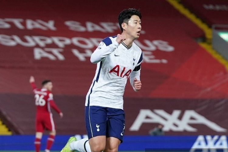 Penyerang Tottenham Hotspur, Son Heung-min, merayakan golnya ke gawang Liverpool, Kamis (17/12/2020) di Anfield Stadium.