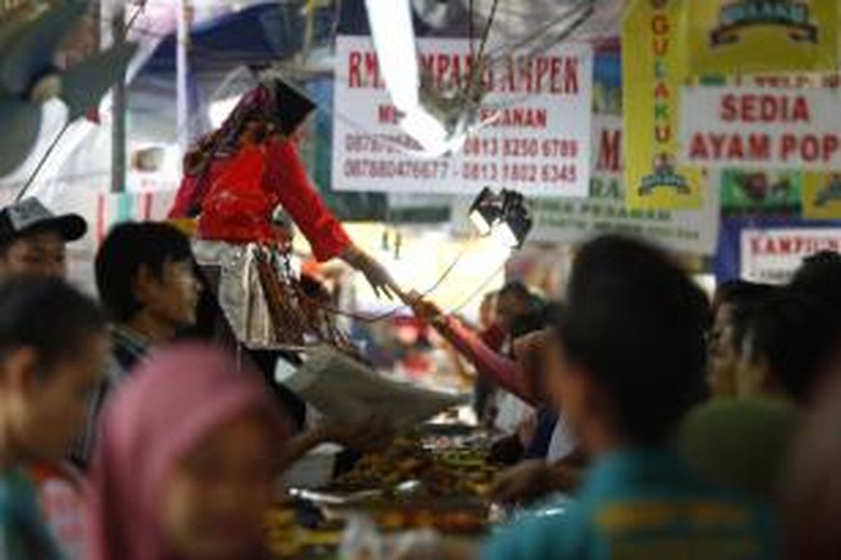 Aneka makanan untuk berbuka puasa dijual di Pasar Bendungan Hilir (Benhil), Jakarta, Selasa (23/6/2015). Setiap bulan Ramadhan, pasar tersebut selalu padat dengan pengunjung yang berburu santapan untuk berbuka puasa.