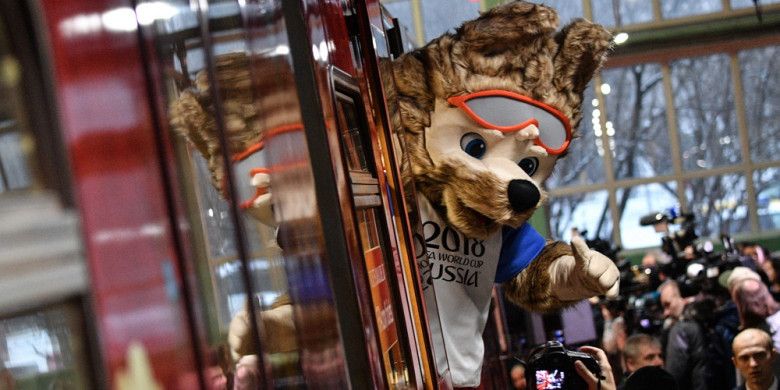 Zabivaka, maskot Piala Dunia 2018, menghadiri peresmian poster resmi 2018 FIFA World Cup di Krasnaya Presnya Metro Depot, Moskow, Rusia, pada 28 November 2017.