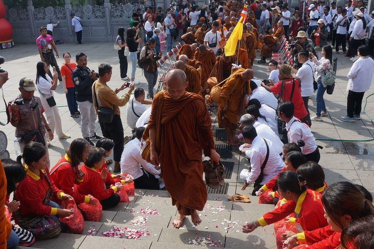 Rombongan biksu thudong disambut di kelenteng Liong Hok Bio, Kota Magelang, Minggu (19/5/2024).