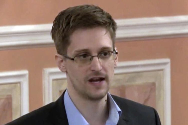 Mantan analis sistem Badan Keamanan Nasional AS Edward Snowden berbicara di Moskwa, Rusia pada 11 Oktober 2013. Foto ini diperoleh dari tangkapan video dan dirilis oleh WikiLeaks.  Presiden Rusia Vladimir Putin telah memberikan kewarganegaraan Rusia kepada mantan kontraktor keamanan AS Edward Snowden, menurut sebuah dekrit ditandatangani oleh pemimpin Rusia pada Senin 26 September 2022. 