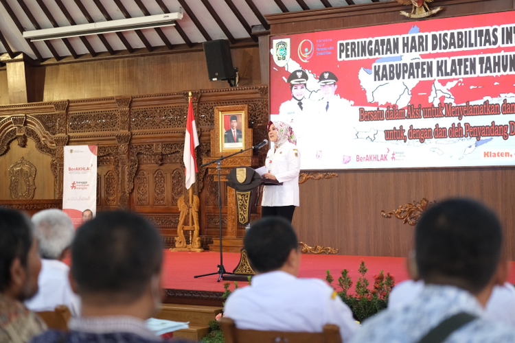 Bupati Klaten Sri Mulyani meluncurkan Aksidifa di acara peringatan Hari Disabilitas Internasional (HDI) 2023 di Pendapa Ageng Kabupaten Klaten, Jawa Tengah, Rabu (6/12/2023) 