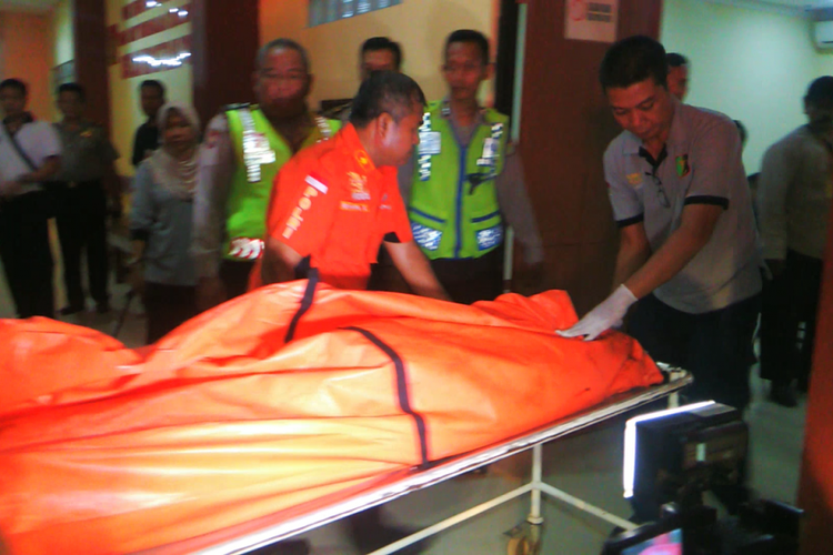 Kantong jenazah dari ledakan bom bunuh diri di Terminal Kampung Melayu, tiba di RS Polri, Kramatjati, Jakarta Timur. Kamis (25/5/2017).