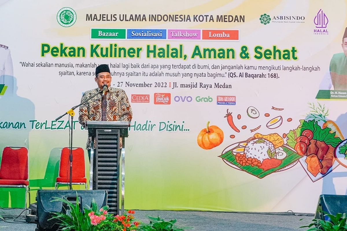 Wali Kota (Walkot) Medan Bobby Nasution membuka Pekan Kuliner Halal, Aman, dan Sehat (KHAS) yang diselenggarakan di Jalan Masjid Raya Medan, Kamis (24/11/2022). 