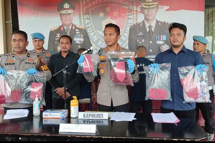 Kapolres Kuningan AKBP Dhany Aryanda, bersama jajaran menunjukkan barang bukti dugaan tindakan pelecehan seksual yang dilakukan AR, di Mapolres Kuningan, Kamis (2/2/2023). AR diduga menyetubuhi dan merekam tubuh korban untuk berfantasi.