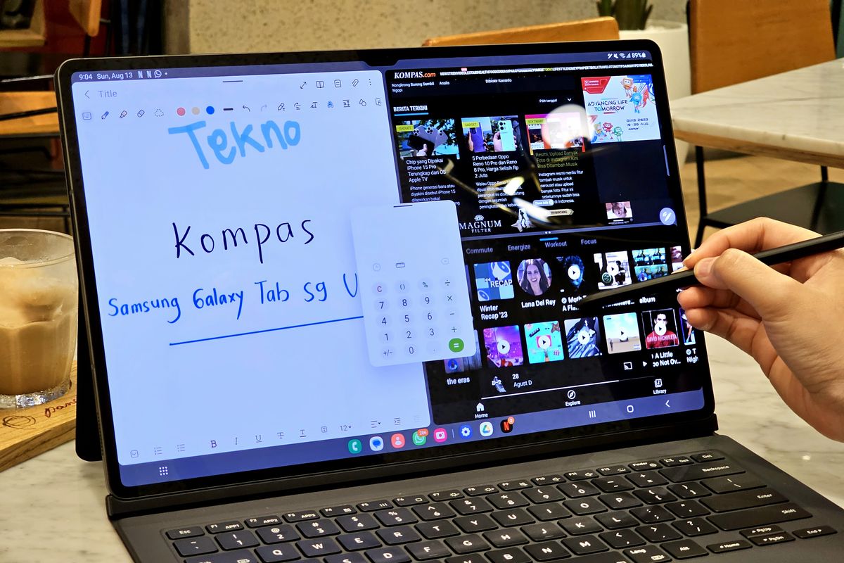 Samsung Galaxy Tab S9 Ultra mendukung fitur split screen untuk multitasking. Fitur ini memungkin pengguna untuk membuka tiga aplikasi secara bersamaan dalam satu layar. Rasio split screen masing-masing jendela bisa diatur sesuai keinginan pengguna.