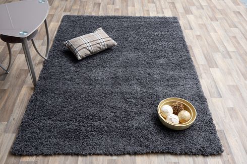 Kelebihan dan Kekurangan Punya Karpet Berwarna Gelap di Ruang Tamu