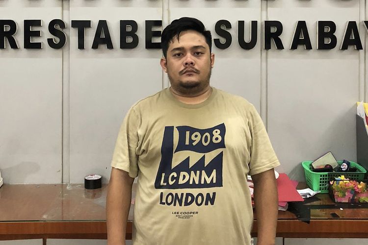 Pria di Surabaya melakukan penipuan dengan mengaku Kanit Jatanras Polrestabes Surabaya, Selasa (28/5/2024).