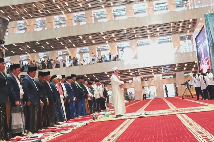 Wakil Presiden Ma'ruf Amin beserta para tokoh nasional melaksanakan shalat Idul Fitri 1444 Hijriah di Masjid Istiqlal, Jakarta, Sabtu (22/4/2023).