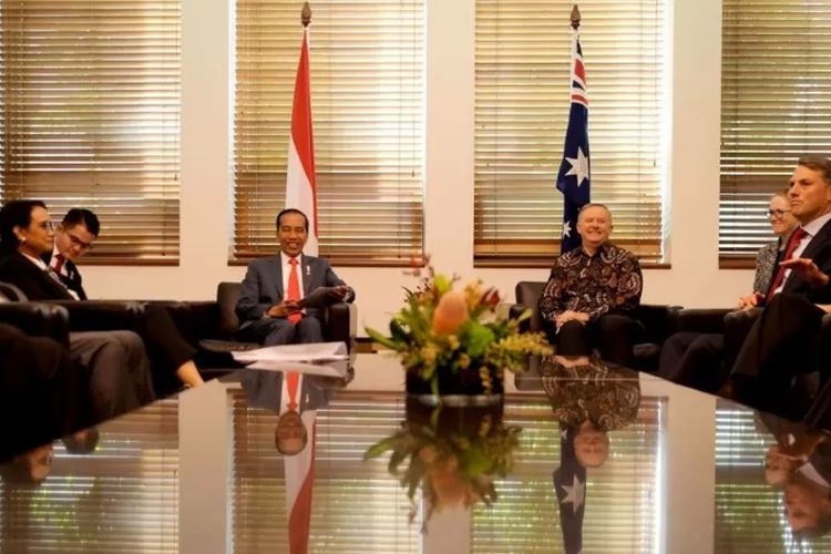 Presiden Indonesia Joko Widodo (tengah kiri) bertemu dengan Anthony Albanese (tengah kanan) saat masih jadi pemimpin oposisi Australia dari Partai Buruh selama pertemuan mereka di Gedung Parlemen di Canberra pada 10 Februari 2020.