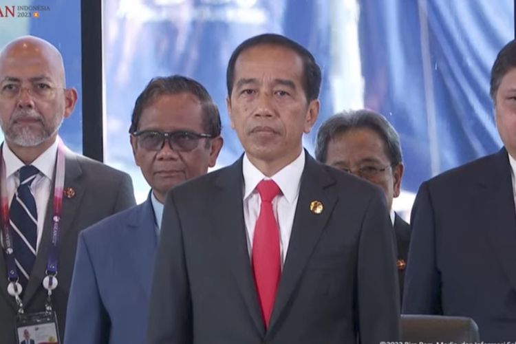Presiden Joko Widodo didampingi Menko Polhukam Mahfud MD dan Menko Perekonomian Airlangga Hartarto saat pembukaan pertemuan Konferensi Tingkat Tinggi (KTT) ke-42 ASEAN yang digelar di Hotel Meruorah, Labuan Bajo, Nusa Tenggara Timur (NTT) pada Rabu (10/5/2023).