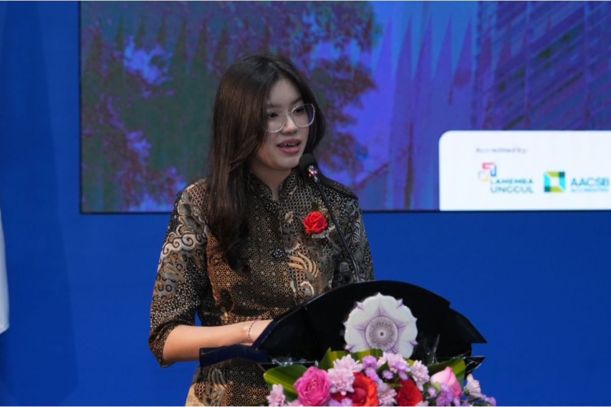 Kisah Inspiratif Cynthia, Lulusan SMK dengan Orang Tua Tamatan SD Raih Cum Laude di UGM