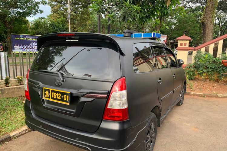 The official car used by a group of people claiming to be policemen to blackmail a young man in Pondok Aren, South Tangerang. 