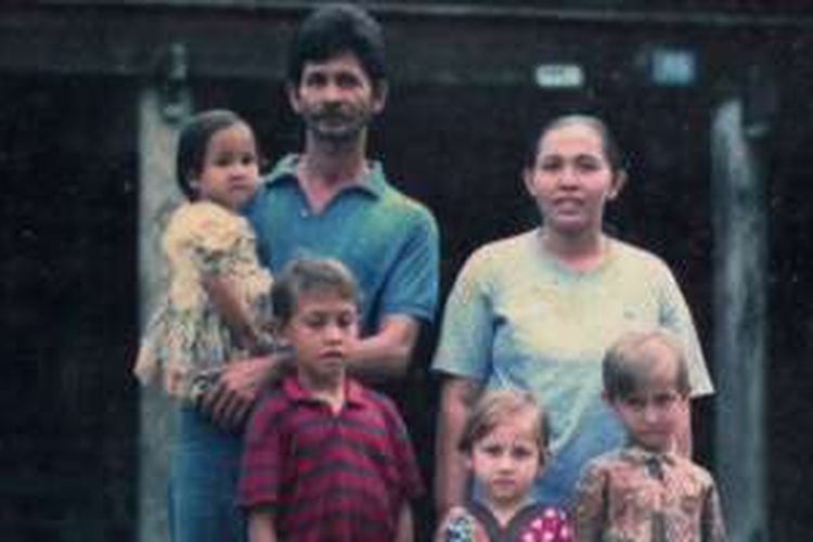 Repro foto keluarga di Desa Lamno, Kabupaten Aceh Jaya, ini diambil pada tahun 2003. Lamno dikenal dengan desa yang memiliki keturunan Portugis dengan mata yang berwarna biru. 