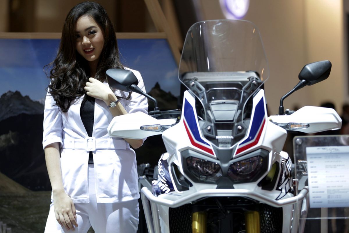 Sales promotion girl berpose saat ajang Indonesia International Motor Show (IIMS) 2017 di JI Expo, Kemayoran, Jakarta, Jumat (28/4/2017). Ajang pameran otomotif terbesar di Indonesia ini akan berlangsung hingga 7 Mei mendatang. KOMPAS IMAGES/KRISTIANTO PURNOMO