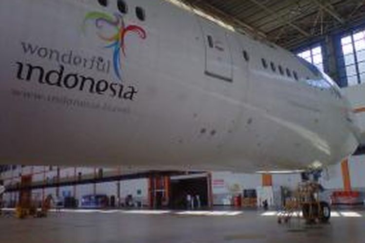Logo Wonderful Indonesia di badan pesawat Garuda Indonesia.