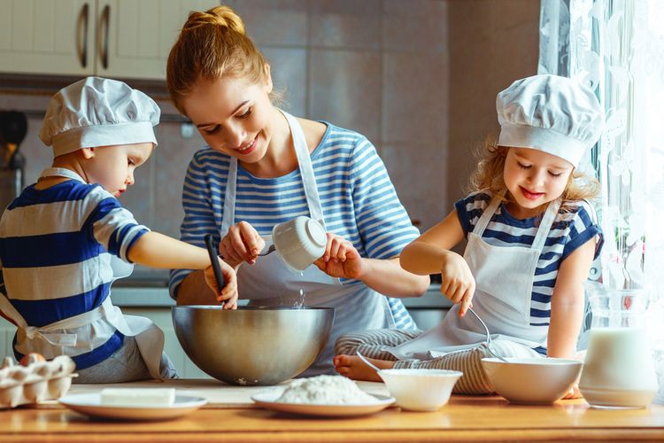 Ilustrasi masak atau membuat kue bersama anak.