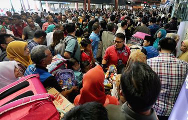 Ribuan calon penumpang tertahan di pintu masuk terminal 2, setelah terbakarnya JW Sky Lounge di Terminal 2E Bandara Soekarno-Hatta, Tangerang, Banten, Minggu (5/7/2015). 