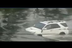 Viral, SUV Jalan Terus Menerobos Banjir
