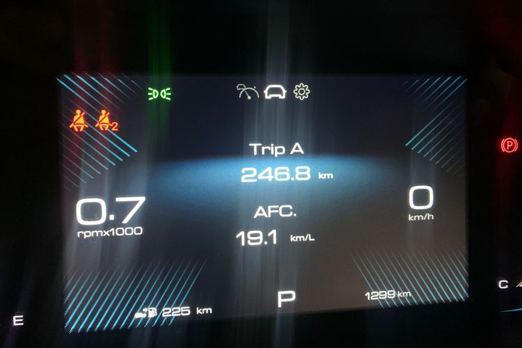 Tampilan layar MID Wuling Alvez yang menampilkan hasil konsumsi bahan bakar.