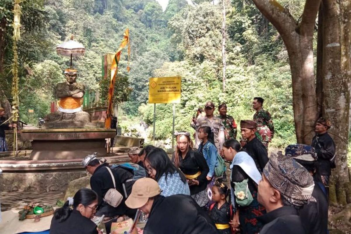 Warga Hindu Tengger gelar ritual Mendak Tirta di Air Terjun Madakaripura Desa Negororejo Kecamatan Lumbang, Minggu (8/6/2025). ANTARA/HO-Diskominfo Kabupaten Probolinggo