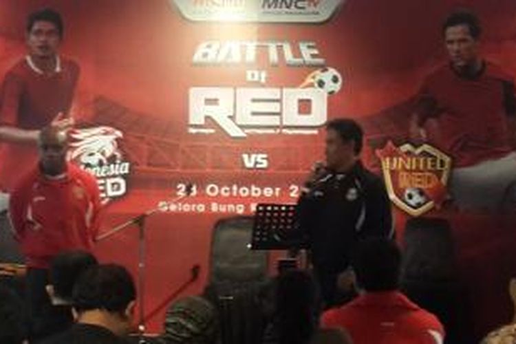Pemain legendaris Manchester United, Paul Parker (kiri) bersama mantan pemain timnas Indonesia, Bima Sakti (kanan) saat jumpa pers Battle of RED di Jakarta, Kamis (26/9/2013).