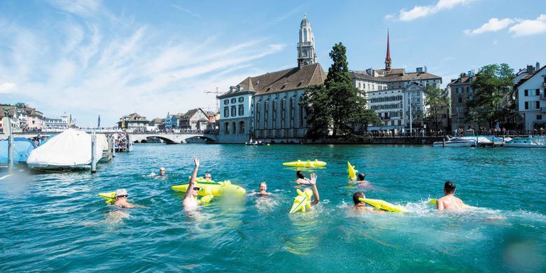 Una de las aguas que rodea la ciudad de Zurich en Suiza