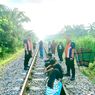 Potret Warga di Sumut Ngabuburit Duduk di Tengah Rel Kereta Api, PT KAI Bereaksi   