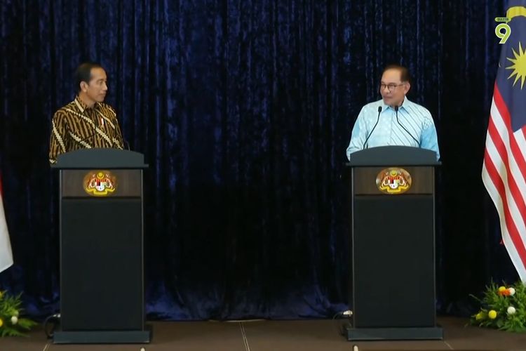 Presiden Joko Widodo dan Perdana Menteri Malaysia Anwar Ibrahim memberikan keterangab pers seusai pertemuan bilateral kedua negara di Putrajaya, Kamis (8/6/2023).