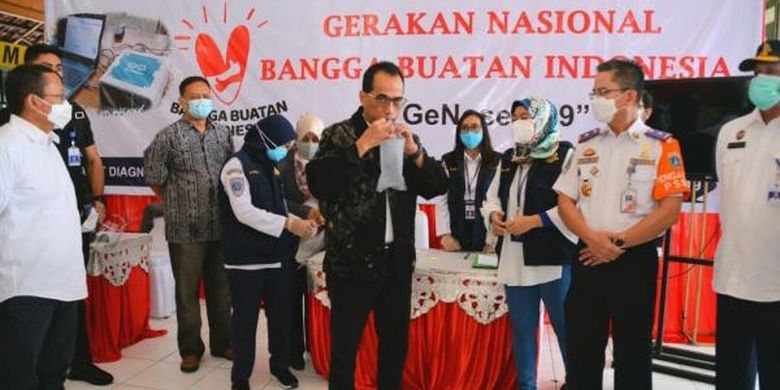 Menteri Perhubungan Budi Karya Sumadi saat meninjau langsung penggunaan alat GeNose C19 di Terminal Kampung Rambutan, Minggu