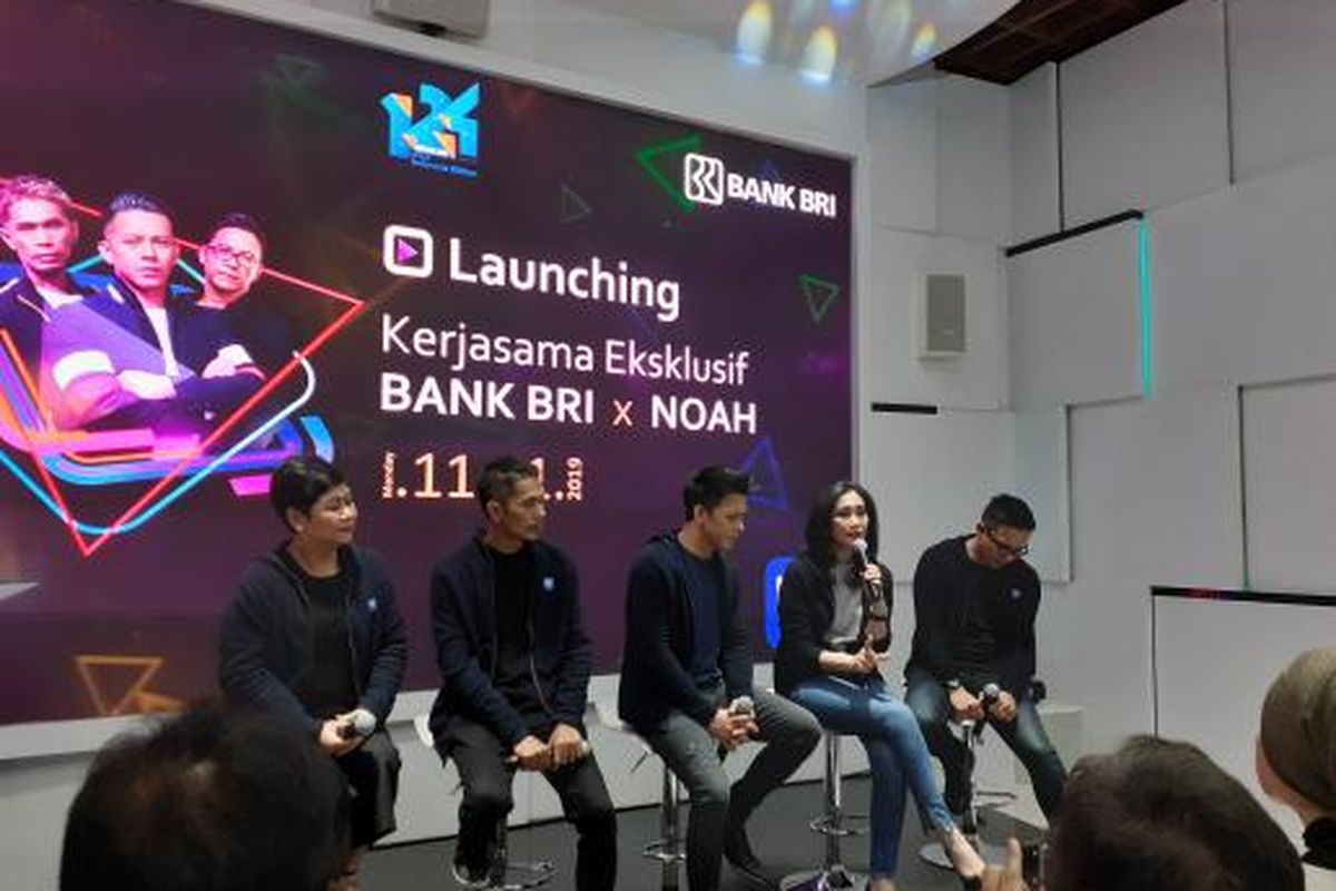 Direktur Konsumen BBRI Handayani dan Band Noah berkolaborasi untuk desain kartu  BRIZZI di Jakarta, Senin (11/11/2019).