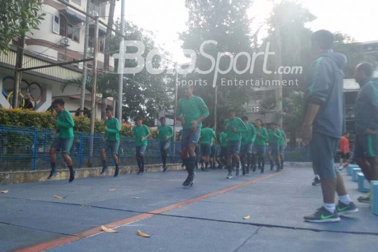 Para pemain tim nasional U-19 Indonesia menjalani latihan ringan di tempat penginapan merka, Hotel Olympic, Selasa (12/9/2017). Ini jadi bagian dari persiapan menghadapi Brunei Darussalam dalam laga terakhir penyisihan Grup B Piala AFF U-18, Rabu (13/9/2017).