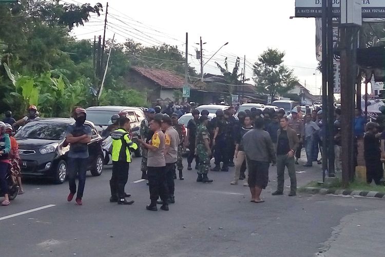 Personil Kepolisian dan TNI saat berjaga di Jalan Wates Km 8. 