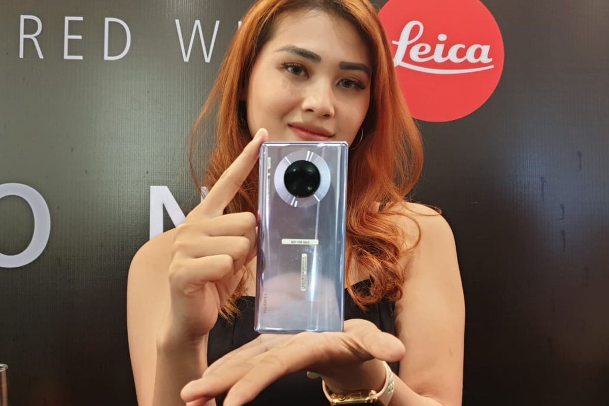 Seorang model menggenggam Mate 30 Pro